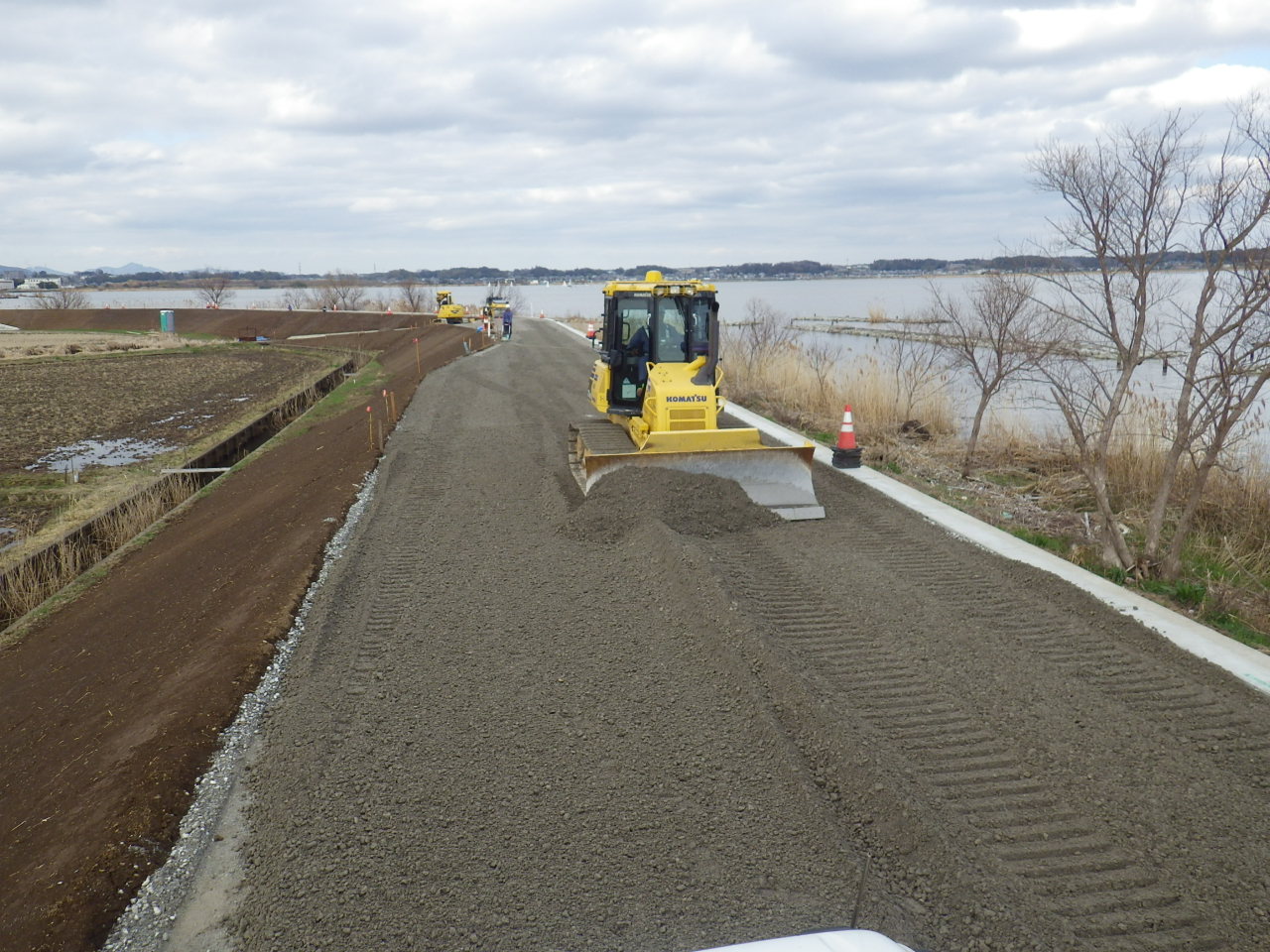 路盤敷き均し（ICT活用）